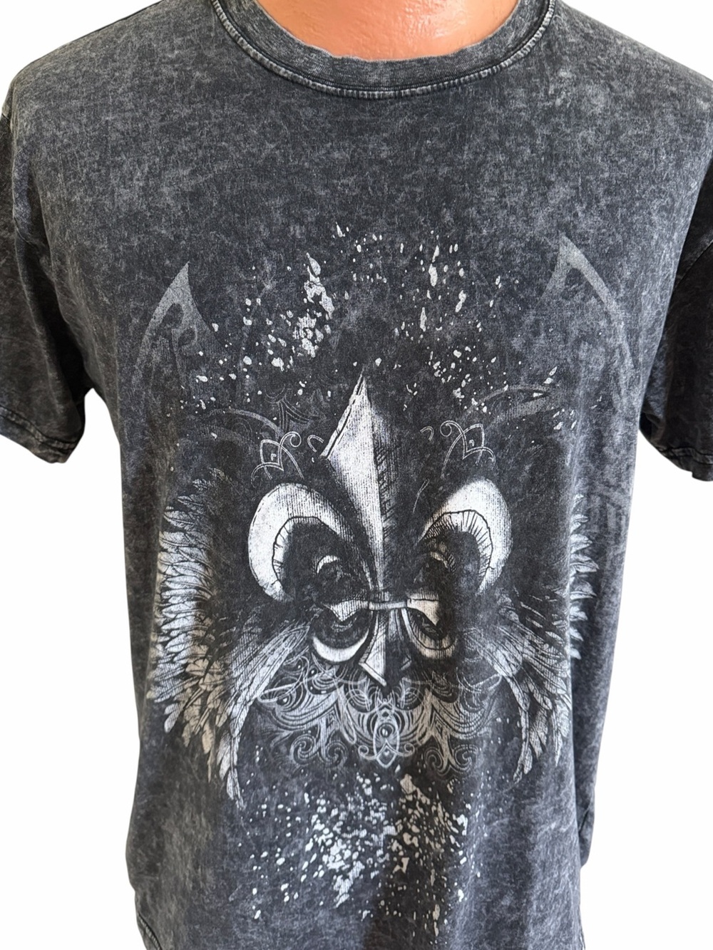 BRISCO BRANDS FLEUR DE LIS WING GRAPHIC TEE Charcoal Mineral Wash Size Large